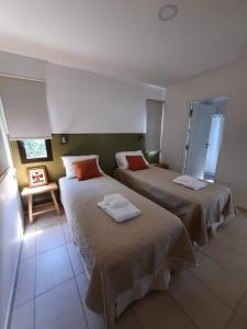 ルハン・デ・クージョにあるLoft Los Cerezos en VISTALBA, zona de viñedos y bodegasのベッドルーム1室(ベッド2台、テーブル付)