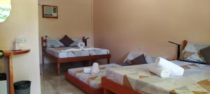 Habitación con 2 camas en una habitación en JPH Resort en Malapascua Island