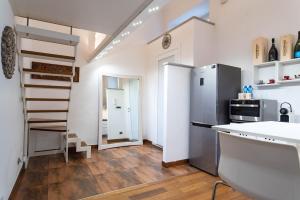 una piccola cucina con frigorifero e una scala di La Baby a Torino