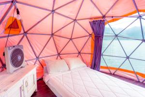 - une chambre avec un lit dans une tente dans l'établissement Jempana View, à Kintamani