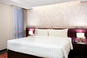 Postel nebo postele na pokoji v ubytování Atria Hotel Gading Serpong