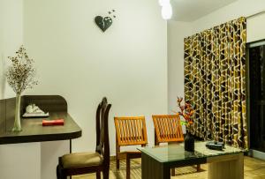 jadalnia ze stołem i 2 krzesłami w obiekcie Sceva's Garden Home w mieście Munnar