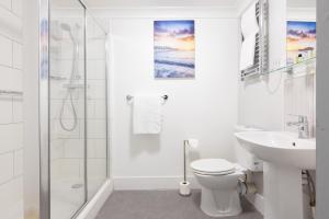 Un baño de The Caledonian Torbay Hotel 15 fotos más