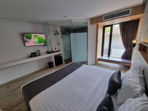 TV a/nebo společenská místnost v ubytování Nirundorn Resort Chaam