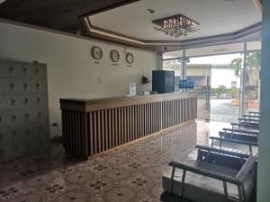 restauracja z krzesłami oraz bar z żyrandolem w obiekcie Airport Hotel Clark w mieście Angeles