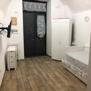 sypialnia z łóżkiem i czarnymi drzwiami w obiekcie Brancaccio’s House w mieście Neapol +16 zdjęć