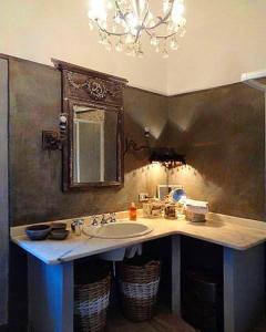 een badkamer met een wastafel en een spiegel bij La Bouganville - Piscina e Relax in Camaiore