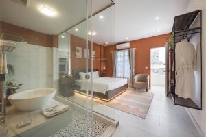 Rúm í herbergi á C o r o n a Hanoi House