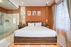 Rúm í herbergi á C o r o n a Hanoi House