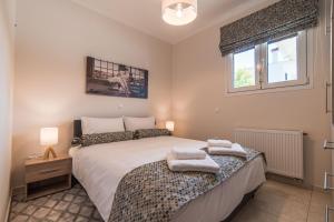 um quarto com uma cama com duas toalhas em Effie's Two Bedroom Apartment em Nafplio