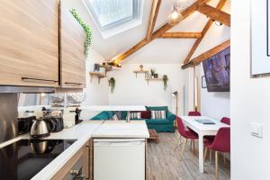 a kitchen and living room in a tiny house at Les studios de la faisanderie in Chantilly
