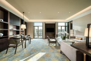 بكين فندق نوجين - المدينة المحرمةوانغ فو جينغ في بكين: غرفة معيشة مع أريكة وطاولة