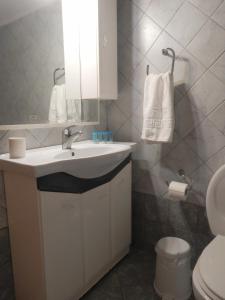 Ein Badezimmer in der Unterkunft Hotel Pilalidis
