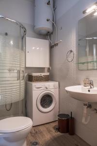 uma casa de banho com uma máquina de lavar roupa e um lavatório em Effie's Two Bedroom Apartment em Nafplio