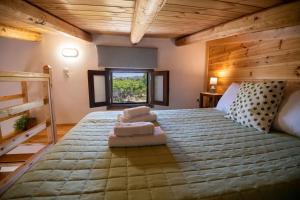 La Casa Rustica في Roústika: غرفة نوم بسرير كبير في غرفة