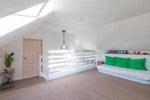 um quarto com duas camas brancas com almofadas verdes em Oplanská chalupa em Oplany
