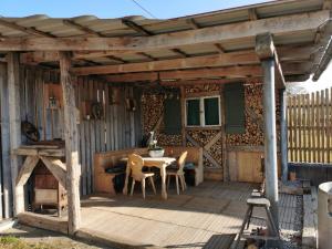 une pergola en bois avec une table et des chaises sur une terrasse dans l'établissement Nuibauers-Hof, à Erlenmoos