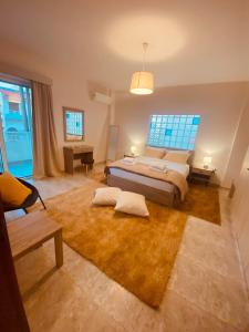 A bed or beds in a room at Bon Bonheur apartments