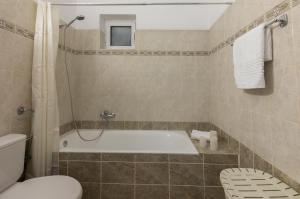 A bathroom at Bon Bonheur apartments