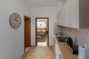 A kitchen or kitchenette at Bon Bonheur apartments Még 8 kép