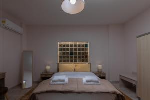 A bed or beds in a room at Bon Bonheur apartments
