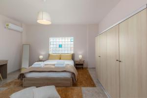 A bed or beds in a room at Bon Bonheur apartments