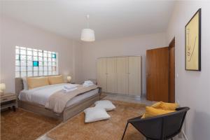 A bed or beds in a room at Bon Bonheur apartments