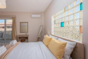 A bed or beds in a room at Bon Bonheur apartments
