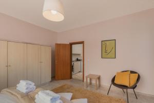 A bed or beds in a room at Bon Bonheur apartments
