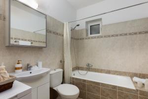 A bathroom at Bon Bonheur apartments