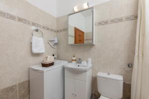 A bathroom at Bon Bonheur apartments