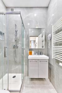 Et badeværelse på 57-LUXURY PARISIEN HOME SEBASTOPOL 1 (2G)