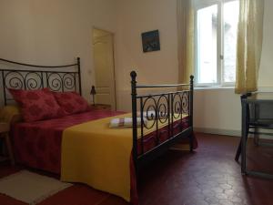 ベジエにあるappartement face cathédraleのベッドルーム1室(黄色い毛布と窓付)