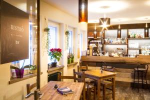 um restaurante com duas mesas e um bar em Hirondelle Locanda em Aosta