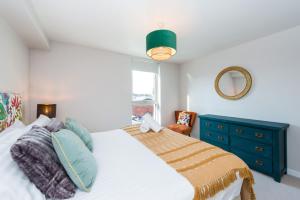 - une chambre avec un lit et une commode bleue dans l'établissement 48 Annandale Street, à Édimbourg