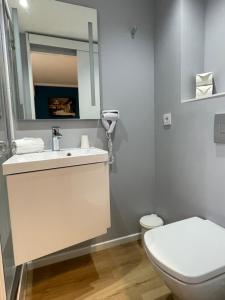 ヴィルフランシュ・シュル・ソーヌにあるInitial by Balladins Lyon Villefranche-sur-Saôneのバスルーム(トイレ、洗面台、鏡付)
