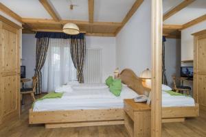 1 Schlafzimmer mit 2 Betten in einem Zimmer in der Unterkunft Hotel B&B Andreas in Canazei