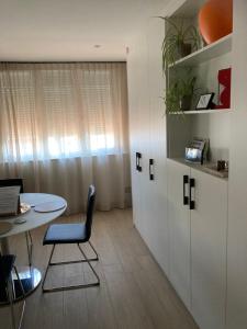 ニーウポールトにあるChristinaのテーブル、テーブル、椅子が備わる客室です。