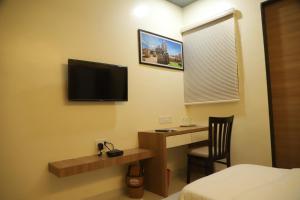 TV a/nebo společenská místnost v ubytování ID Square residency Parbhani