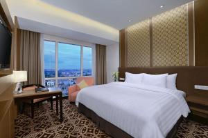 Postel nebo postele na pokoji v ubytování Atria Hotel Gading Serpong