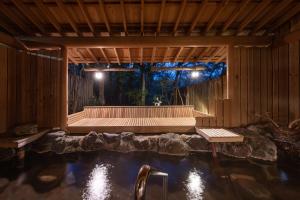- Piscina con terraza y bañera de hidromasaje en Ryokan Nushiya, en Gotsu