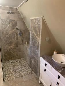 een badkamer met een douche en een wastafel bij Notting Hill Lodge in Balgowan