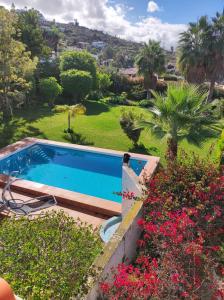 una piscina in un giardino fiorito di Villa Carioca - with private pool, marvelous garden and amazing ocean view a El Sauzal