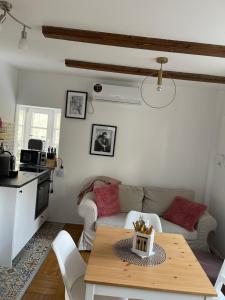 ein Wohnzimmer mit Sofa und Tisch in der Unterkunft Bungalow 300 Meter vom Grünewald Lauch in Staupitz + 5 Fotos