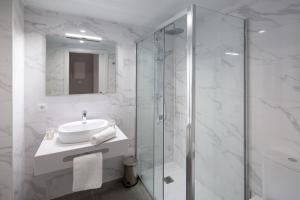 y baño con lavabo y ducha acristalada. en Tgna Rambla 68, en Tarragona
