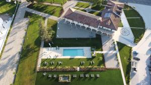 una vista aérea de un edificio con patio en L'aja della Mirusina - Piedmont Resort Monferrato Langhe en Canelli