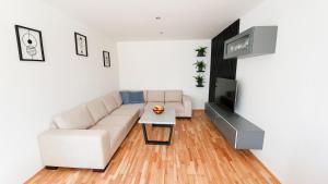 uma sala de estar com um sofá branco e uma mesa em Apartmán Love Bojnice em Bojnice