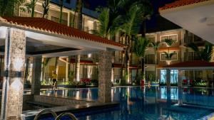 Bazén v ubytování Hotel Sonar Bangla Tarapith nebo v jeho okolí