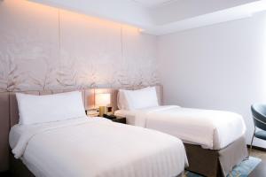 Postel nebo postele na pokoji v ubytování Atria Hotel Gading Serpong