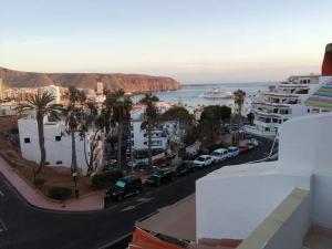 widok na miasto z samochodami zaparkowanymi na ulicy w obiekcie 1 Bedroom Apartment with stunning sea view w Aronie